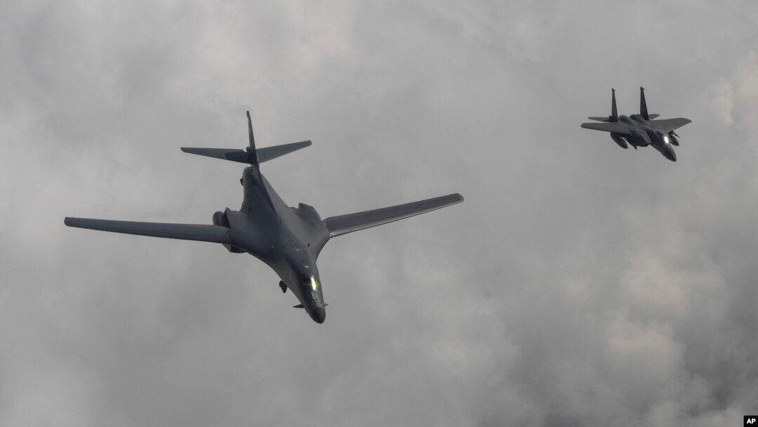 지난 7월 미 공군 B-1B 전략폭격기(왼쪽)가 한국 공군 F-15K 전투기의 엄호를 받으면서 한반도 상공을 비행하고 있다.