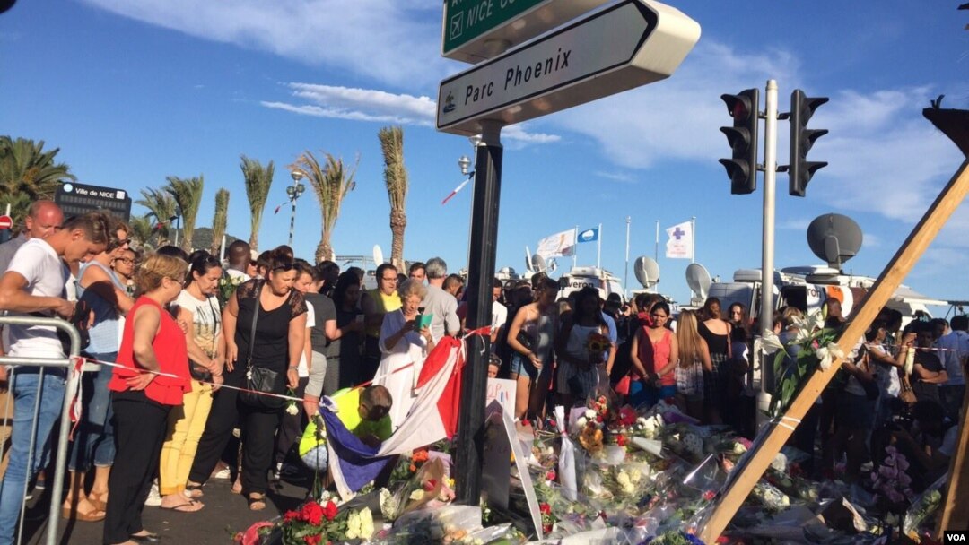 People lay flowers and mementos in honor of the Bastille Day truck attack victims, July 15, 2016. (Photo: VOA Persian Service)