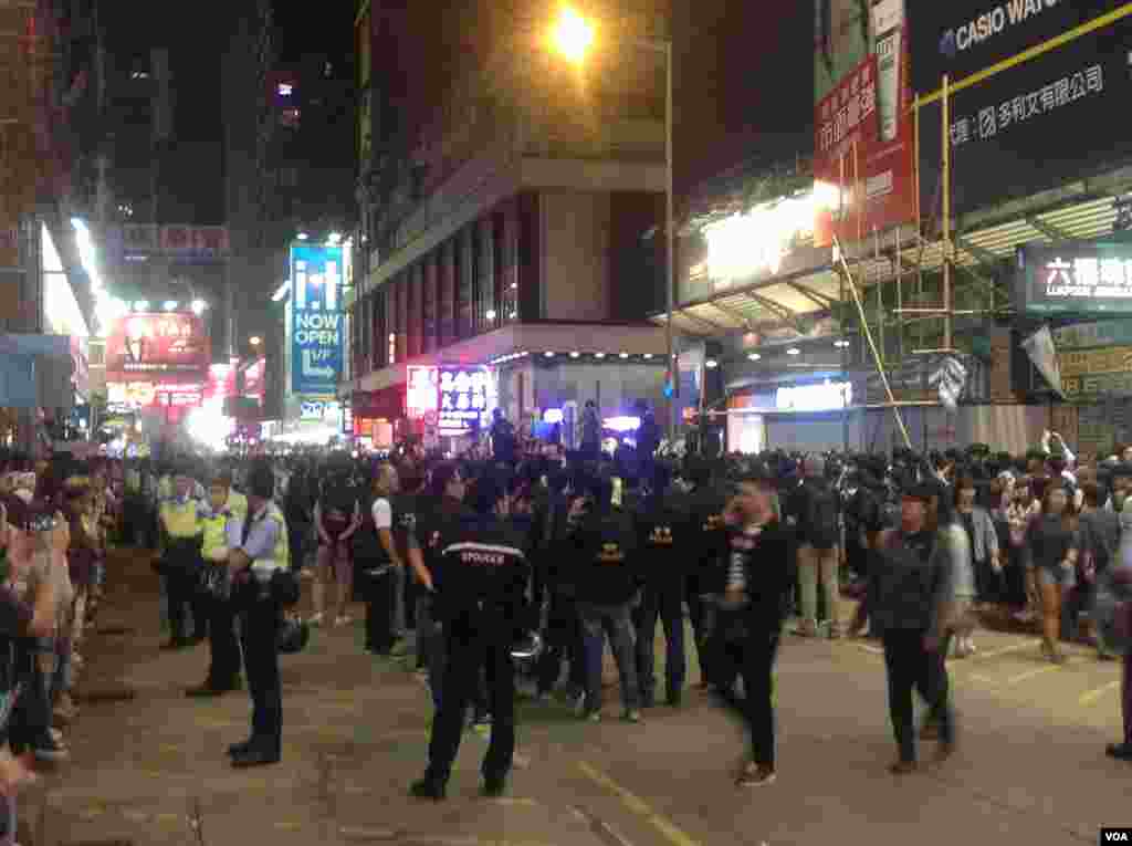 大批市民連續第二晚在旺角與警方「巷戰」 (美國之音海彥拍攝 )