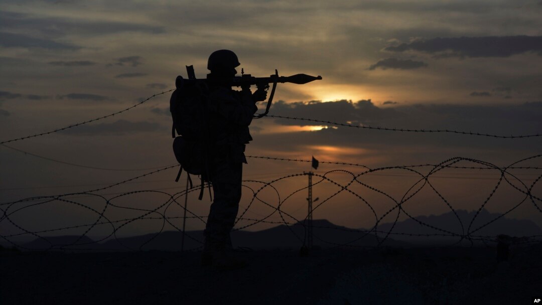 FILE - A Pakistani border security guard stands alert at Pakistan-Afghanistan border post, Chaman, May 5, 2017. 