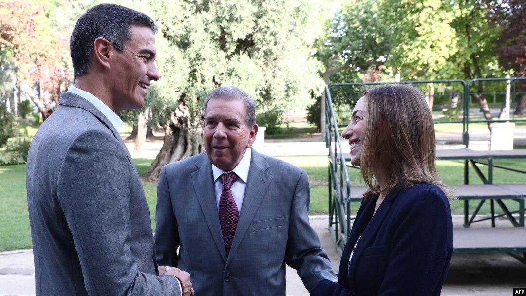 El presidente del gobierno español, Pedro Sánchez, recibe al candidato opositor venezolano Edmundo Gonzáles Urrutia y a su hija Carolina González en el Palacio de la Moncloa de Madrid, el 12 de septiembre de 2024.