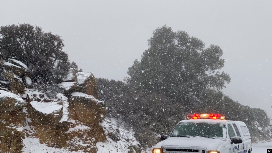 Esta foto de Mike Eliason, tuiteada por el Departamento de Bomberos del Condado de Santa Barbara muestra un camión de la agencia en una carretera de Santa Barbara, California, a 3.500 pies de altura, en medio de una nevada, el jueves 28 de noviembre del 2019. 