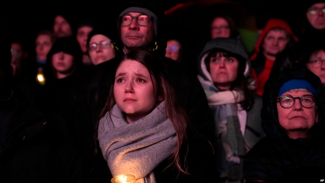 Ciudadanos en la Catedral de Magdeburgo sigue un servicio conmemorativo para las víctimas del ataque del mercado navideño del viernes, donde un coche se estrelló contra una multitud, en Magdeburgo, Alemania, sábado 21 de diciembre de 2024.