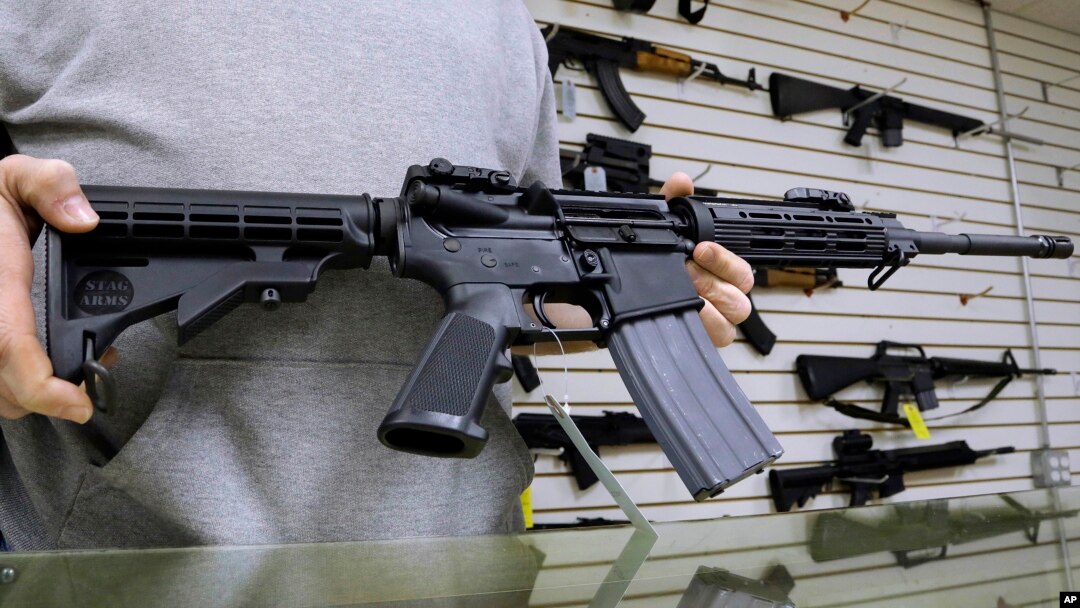 Un rifle de asalto AR-15. Ante la posibilidad de prohibirlos, la ampliación de revisión de antecedentes ayudaría mucho.