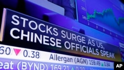 El gobierno del presidente Donald Trump postergará nuevos aranceles de 10% a las importaciones de ciertos productos chinos, como laptops y teléfonos móviles.