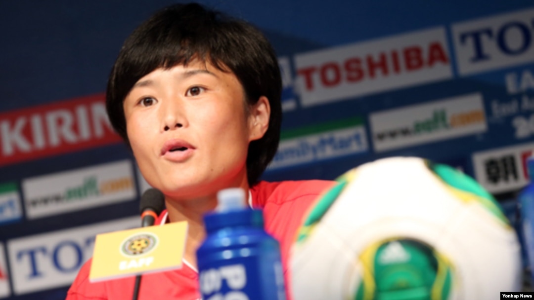 19일 서울월드컵경기장에서 열린 2013 동아시아연맹 축구선수권대회 공식 기자회견에서 북한 여자축구 대표팀 김성희 선수가 취재진의 질문에 답하고 있다.