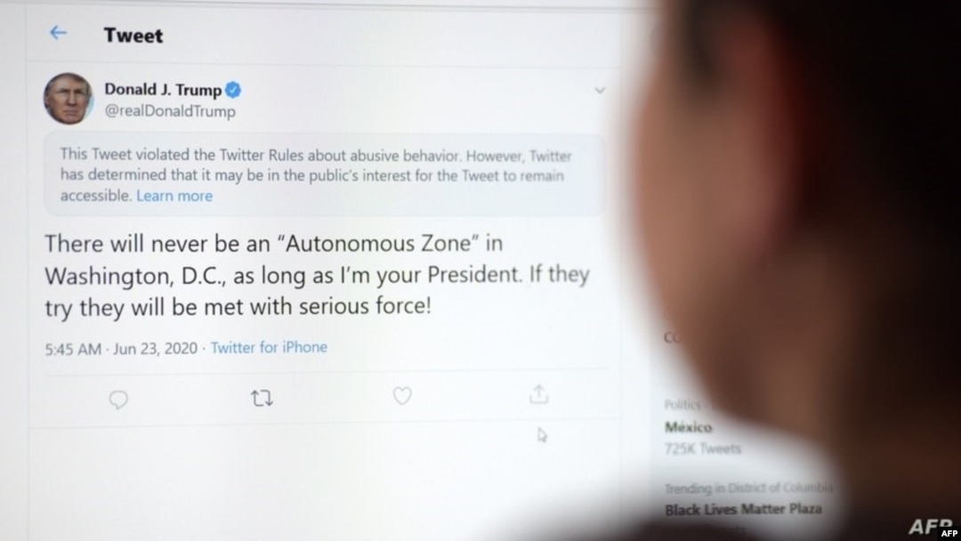 Una mujer en Los Angeles mira la página personal del presidente Donald Trump en Twitter.