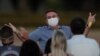 El presidente de Brasil, Jair Bolsonaro, quien tres veces positivo al COVID-19, habla con sus partidarios, frente a su residencia oficial, el Palacio Alvorada, el viernes 24 de julio de 2020.