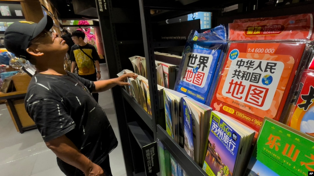 資料照：一名男子在北京一家書店的新版地圖展架前。（2023年9月1日）