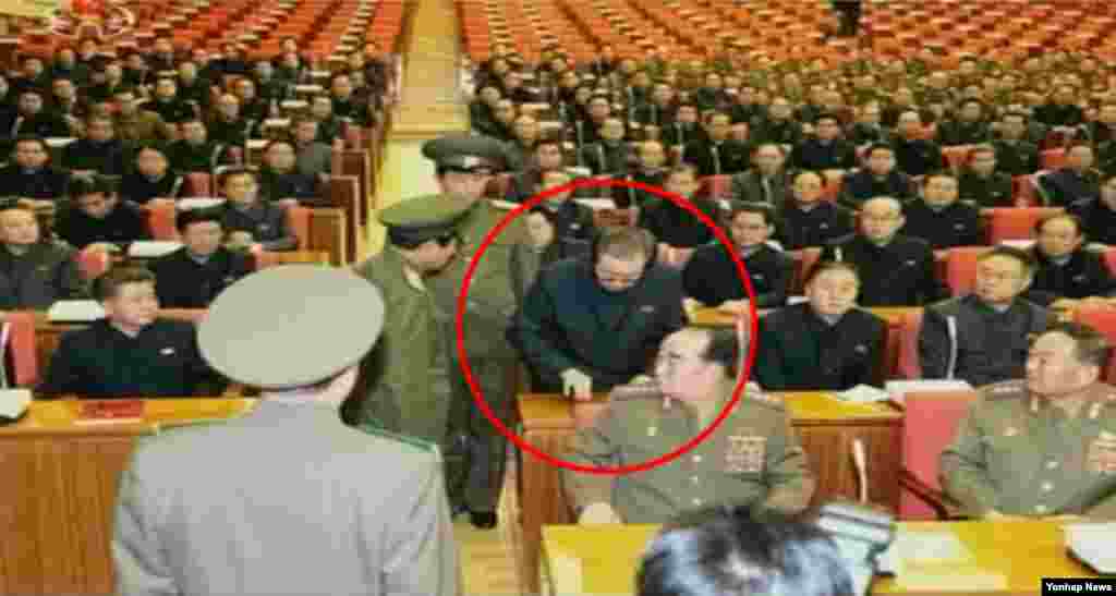 북한 조선중앙TV는 9일 장성택 국방위원회 부위원장이 노동당 정치국 확대회의에서 체포되는 모습을 공개했다.