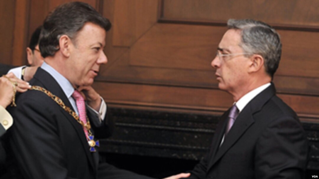 El presidente de Colombia, Álvaro Uribe condecoró con el Gran Collar de la Orden de Boyacá al presidente entrante, Juan Manuel Santos.