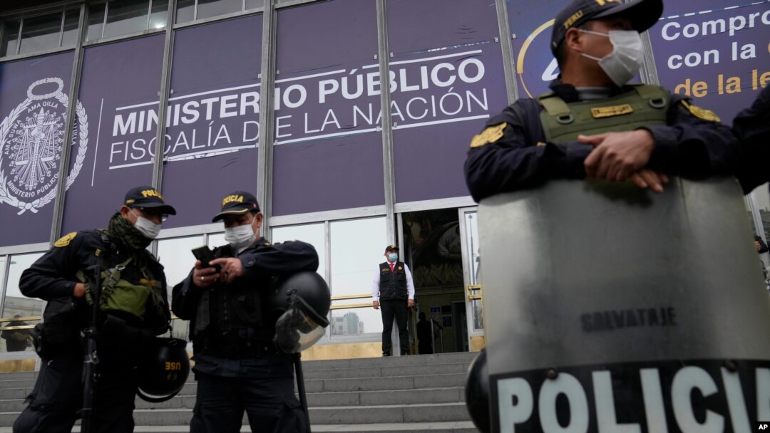 La policía hace guardia frente a la fiscalía especial donde el presidente peruano, Pedro Castillo, responde preguntas como parte de una investigación en su contra en Lima, Perú, el lunes 5 de septiembre de 2022.