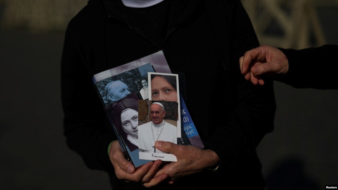 Una monja sostiene una imagen del Papa Francisco frente a la Basílica de San Pedro, mientras el Papa continúa su hospitalización, en la Plaza de San Pedro en el Vaticano, el 4 de marzo de 2025. 
