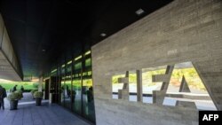 Vista de la parte exterior de la sede de la FIFA en Zurich, Suiza.