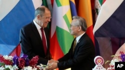 รัฐมนตรีต่างประเทศรัสเซีย เซอร์เก ลาฟรอฟ จับมือกับรัฐมนตรีต่างประเทศของไทย ดอน ปรมัตถ์วินัย ระหว่างการแถลงในวันอังคารที่ 30 กรกฎาคม ที่กรุงเทพฯ 