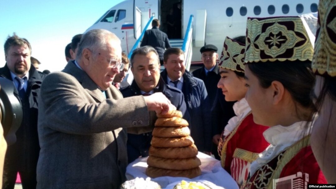 Jirinovskiyni O’zbekiston Senati raisi o’rinbosari Sodiq Safoyev va Buxoro viloyati hokimi O’ktam Barnoyev kutib oldi