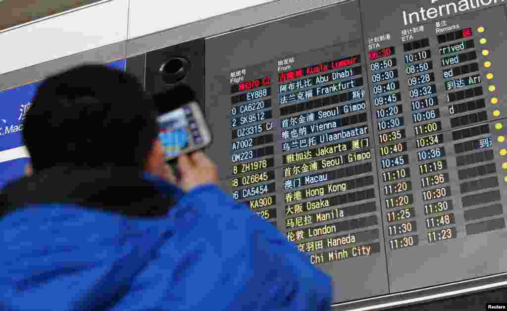 Pekin aeroportida yaqinlarini kutayotganlar