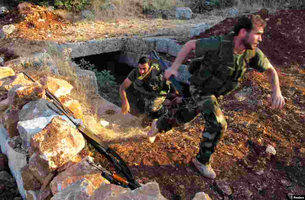 Ozod Suriya armiyasi Idlib viloyatida yaqinida, Sarmada shahrida mashq qilmoqda, 9-iyul, 2012-yil.