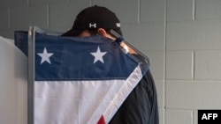 Un votante emitiendo su voto en un centro electoral en Nashville, Tennessee, el supermartes, 5 de marzo de 2024.
