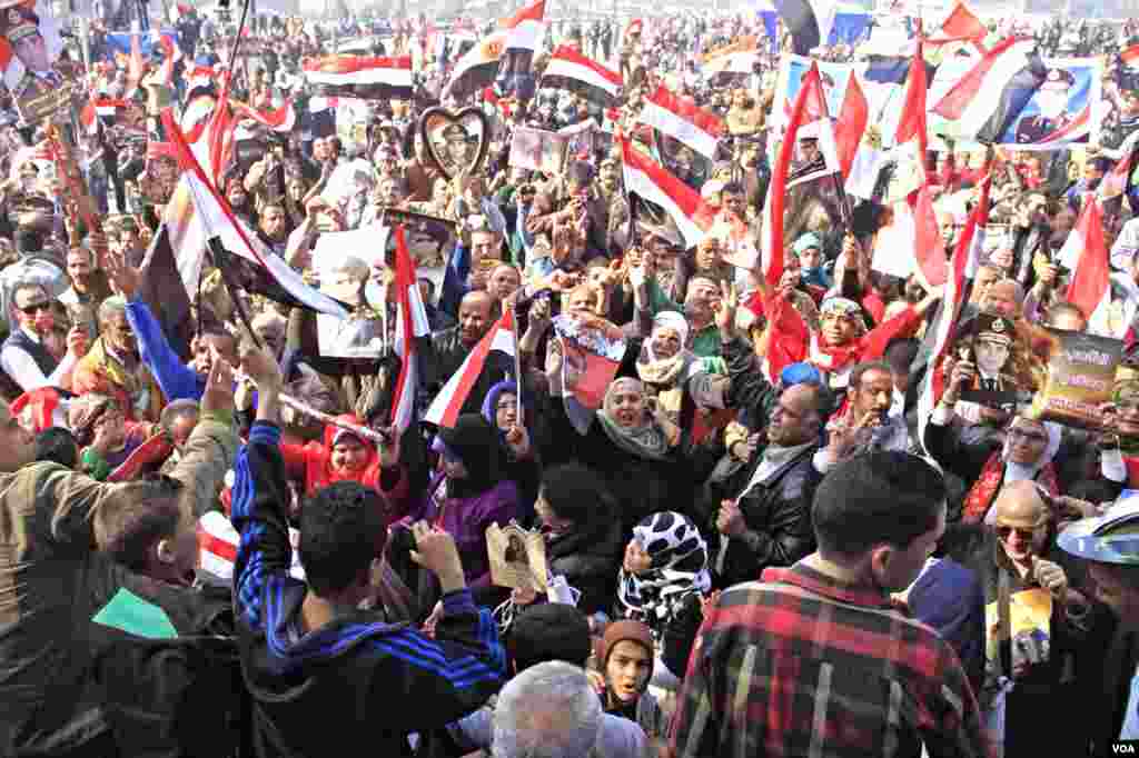 Pro-government crowds gather in Cairo's Tahrir Square, Jan. 25, 2014, (Hamada Elrasam for VOA).
