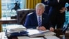 ARHIVA - Bivši predsjednik Donald Tramp u Ovalnoj kancelariji u Bijeloj kući (Foto: AP/Pablo Martinez Monsivais)