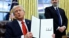 Tổng thống Mỹ Donald Trump ký sắc lệnh hành pháp tại Nhà Trắng ở Washington, 10/2 (REUTERS/Kevin Lamarque).