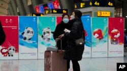 중국 베이징시 남부역에서 마스크를 한 승객들이 열차를 기다리고 있다. (1월 14일)
