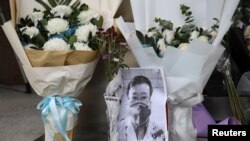 武漢疫情“吹哨人”李文亮醫生因感染新冠病毒去世後武漢中心醫院大門處的臨時祭壇。（2020年2月7日） 