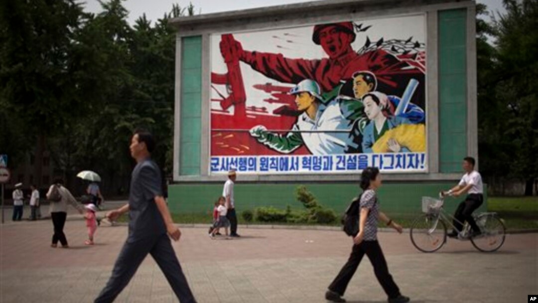 지난 6월 평양 거리에 '군사 원칙에 입각한 경제 건설'을 강조하는 포스터가 걸려있다.