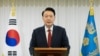 El presidente de Corea del Sur, Yoon Suk Yeol, pronuncia un discurso a la nación en su residencia oficial en Seúl, Corea del Sur, el 14 de diciembre de 2024.