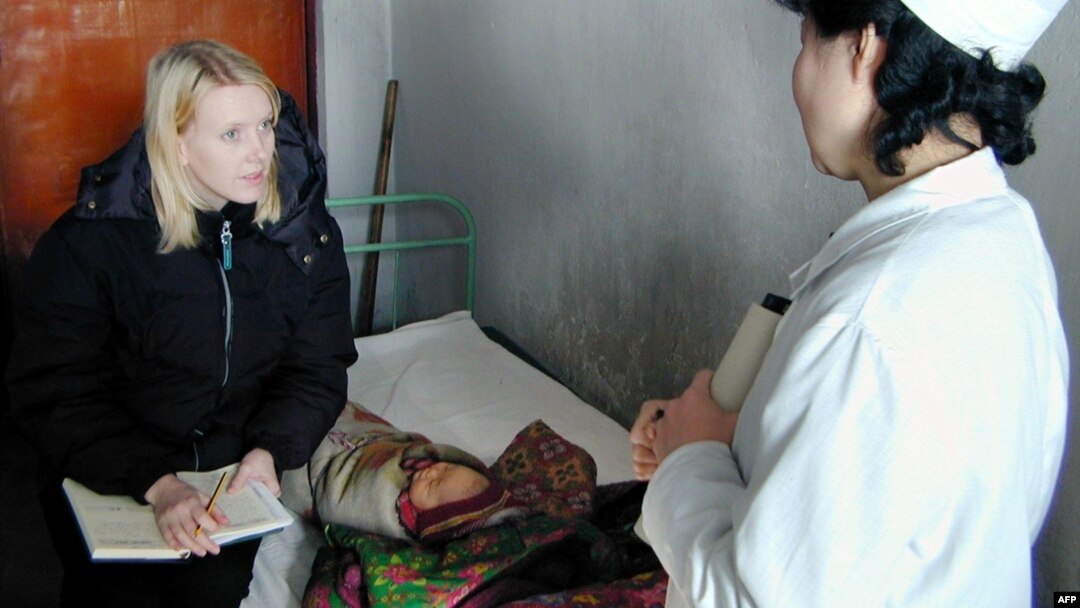 지난 2004년 2월 북한을 방문한 세계식량계획(WFP) 관계자가 평안남도 문덕의 한 병원 간호사로부터 어린이의 영양 상태에 관해 듣고 있다.
