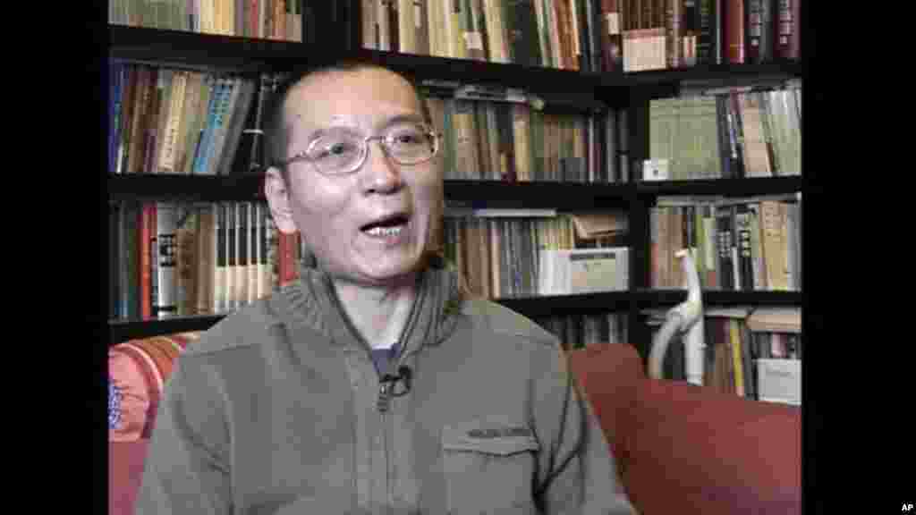 2008年1月6日,中国学者刘晓波在家里接受采访。