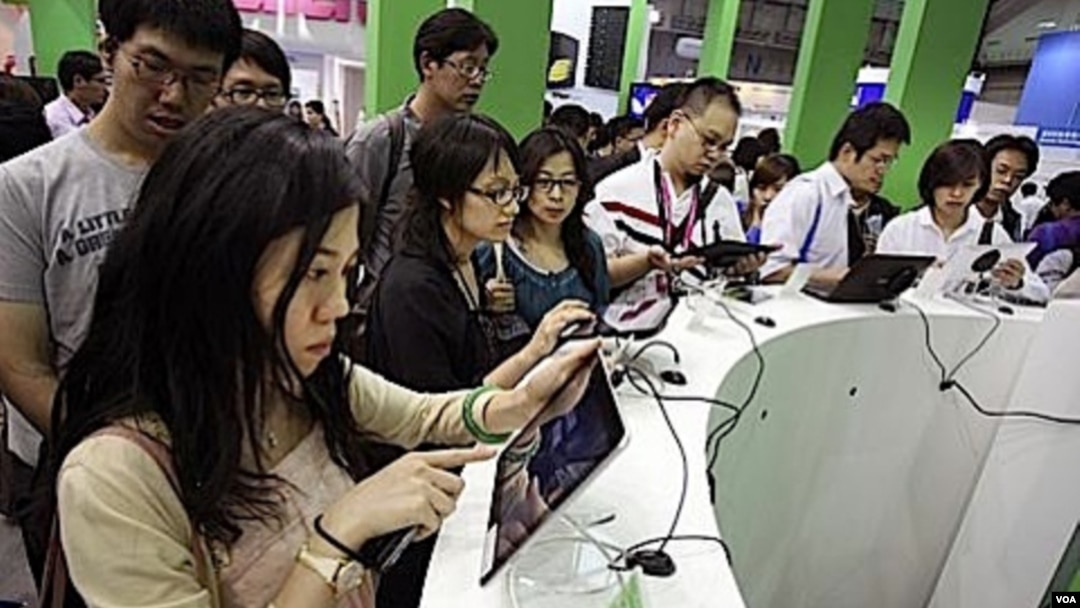 El público experimenta con las computadoras y dispositivos en la convención Computex en Taiwán.