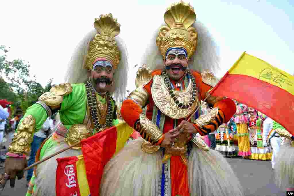 "Veeragase" folk artists of Karnataka dressed as deities take part in a rally during "Mahaveer Jayanthi" festival celebrations in Bangalore, India.