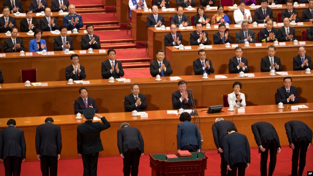  19일 인민대회당에서 열린 전국인민대표대회(전인대) 7차 전체회의에서 새롭게 선임된 시진핑 집권 2기 내각 인사들이 시진핑을 향해 인사를 하고 있다. 