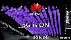 2019年6月28日上海舉行的世界移動通信大會上華為標識和5G的標誌。