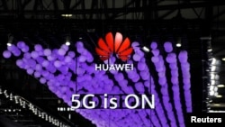2019年6月28日上海舉行的世界移動通信大會上華為標識和5G的標誌。