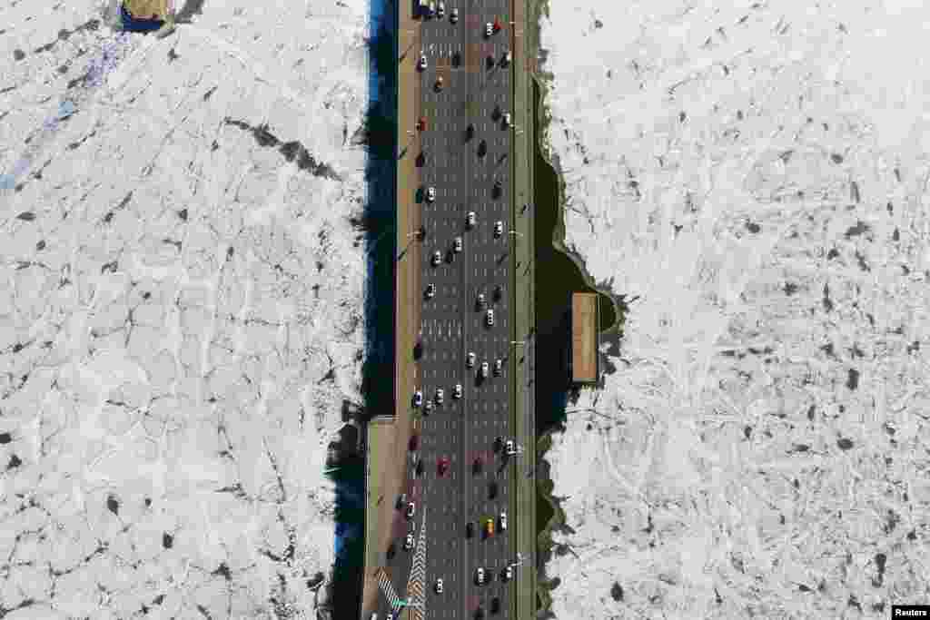 Vehicles travel on a bridge over the partially frozen Hun river in Shenyang, Liaoning province, China.