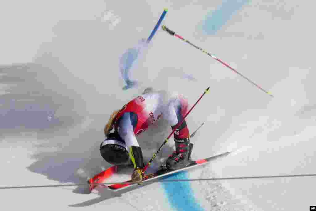 Nina O’Brien of United States falls during the women's giant slalom at the 2022 Winter Olympics in the Yanqing district of Beijing.