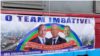 Cartaz da Frente Patriótica Unida num autocarro em Luanda, durante manifestação dos partidos da oposição.