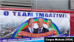 Cartaz da Frente Patriótica Unida num autocarro em Luanda, durante manifestação dos partidos da oposição.