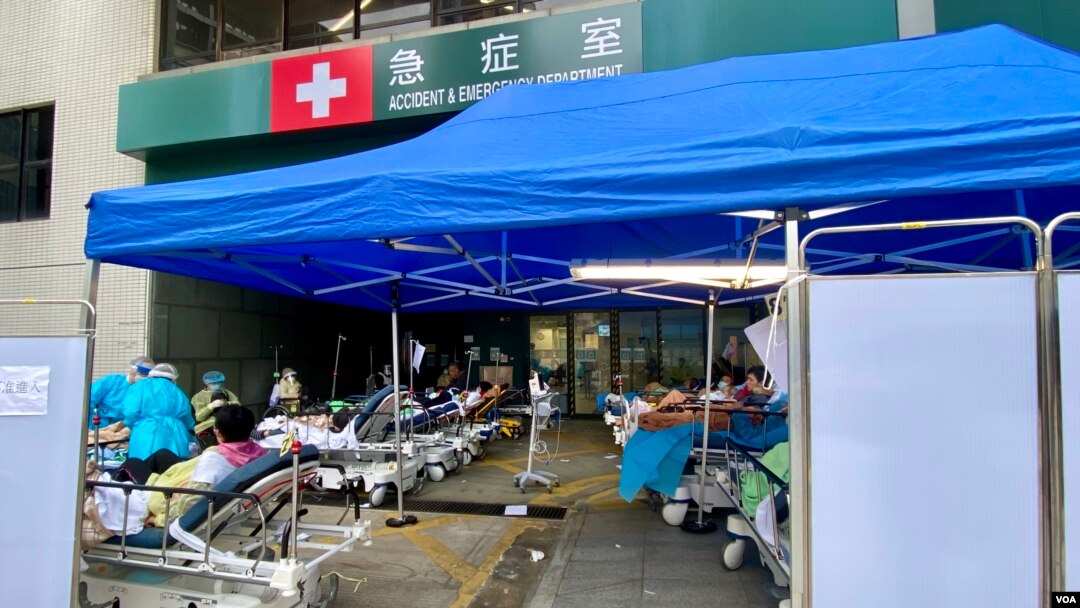 香港第5波新冠病毒疫情引致公營醫療系統超負荷，多間公立醫院急症室逼爆，大批病人被安置在戶外的病床上，有懷疑確診者及家人，到私立醫院急症室求診 （美國之音湯惠芸）
