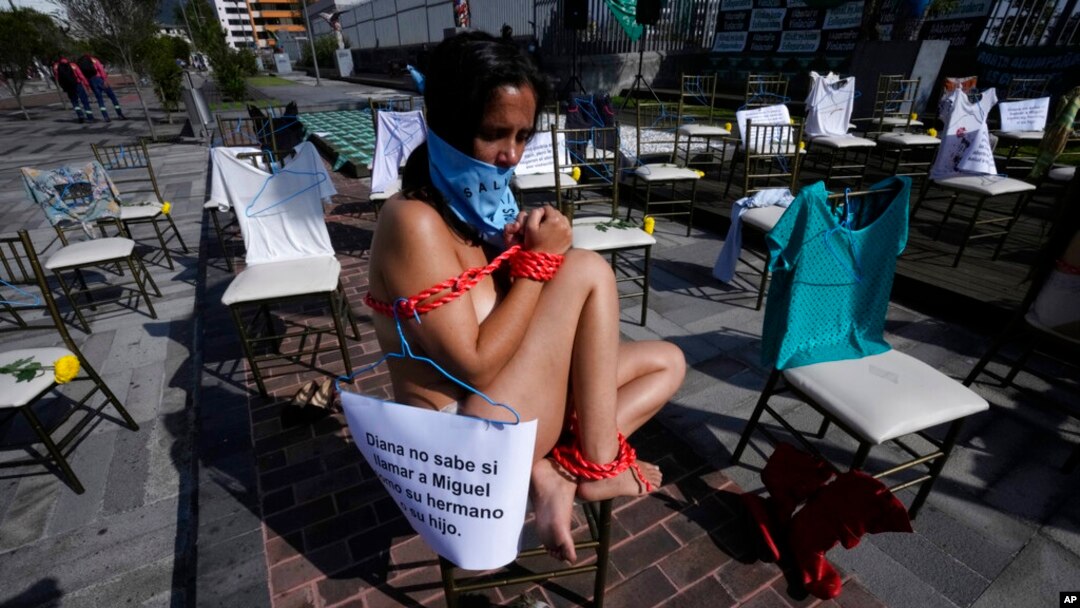 Una activista por el derecho al aborto se sienta amordazada y atada durante una manifestación frente a la Asamblea Nacional mientras los legisladores votan si se permite el aborto en todos los casos de violación en Quito, Ecuador, el 17 de febrero de 2022.