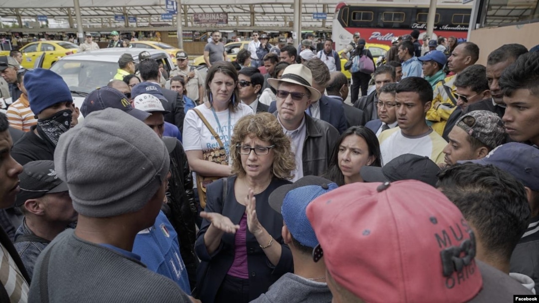 Nancy Izzo-Jackson (centro), vicesecretaria adjunta para la Oficina de Población, Refugiados y Migración del Departamento de Estado de EE.UU. visita una feria artesanal de refugiados organizada por la Asamblea Nacional de Ecuador y ACNUR, en el Día Mundial de los Refugiados, el 20 de junio de 2018. Foto: Cortesía de Embajada de EE.UU. en Quito.