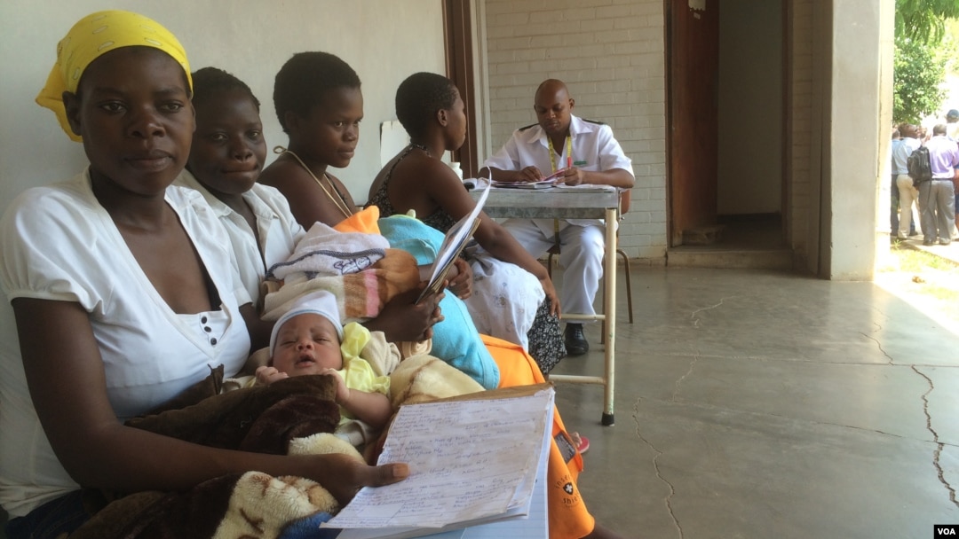 Mothers receiving postnatal care at St Luke’s Hospital,in Lupane, about 600km southwest of Harare, Zimbabwe, Nov. 20, 2014. (VOA / S. Mhofu)