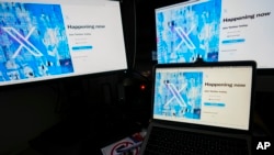 ARCHIVO - Monitores de computadora y una computadora portátil muestran la página de inicio de sesión de X, antes conocida como Twitter, el 24 de julio de 2023, en Belgrado, Serbia.