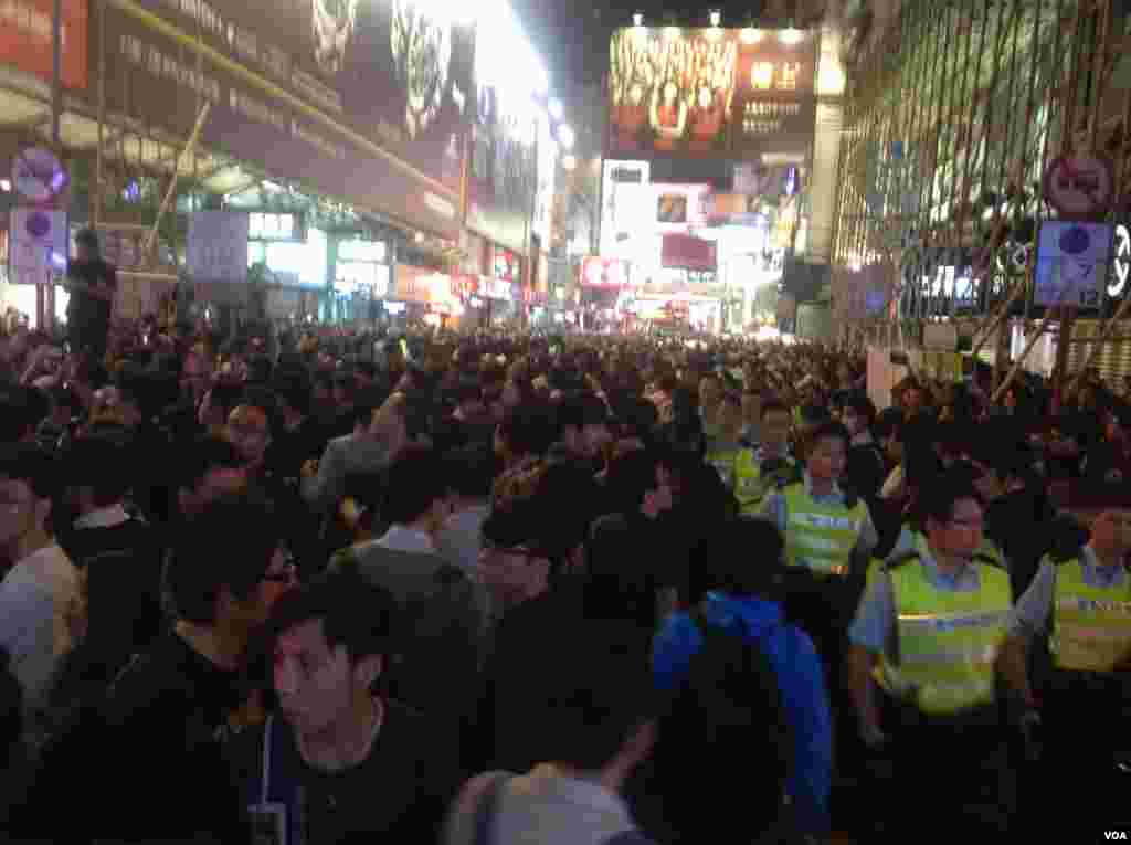 大批市民連續第二晚在旺角與警方「巷戰」 (美國之音海彥拍攝 )