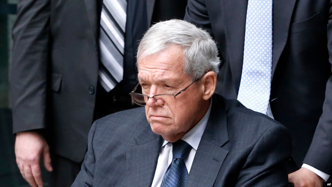 Hastert, ahora de 74 años, se declaró culpable el año pasado de violar las leyes bancarias por haber hecho retiros de altas cantidades de dinero con el fin de pagar a una persona $3,5 millones de dólares para ocultar el abuso sexual.