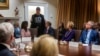 Ông Elon Musk đã tham dự cuộc họp nội các đầu tiên của Tổng thống Donald Trump ngày 26/2/2025, đội mũ bóng chày màu đen, nhưng không ngồi cùng bàn với ông Trump và các quan chức nội các.