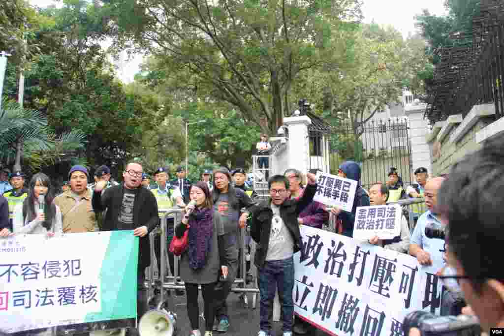泛民政黨遊行至禮賓府抗議司法覆核民選議員(海彥拍攝)